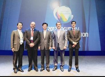 ممثلو «شمال الخليج» مع كيم وتوم لي