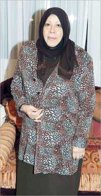 شيخة الزاحم ونظرة لعدسة «الراي»	(تصوير طارق عز الدين)