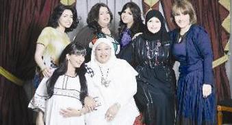 هدى حسين إلى جانب نجمات «خادمة القوم»