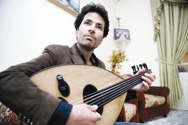 «ملحن الثورة»... سلاحه العود