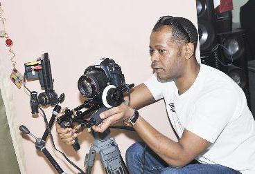 دحام يوجه الكاميرا استعداداً للتصوير