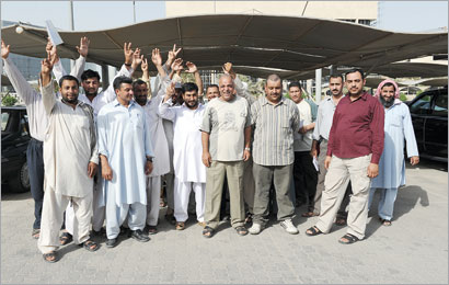 العمال يجارون بالشكوى أمام «الراي» (تصوير علي السالم)