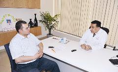 الوكيل متحدثا إلى الزميل باسم عبدالرحمن