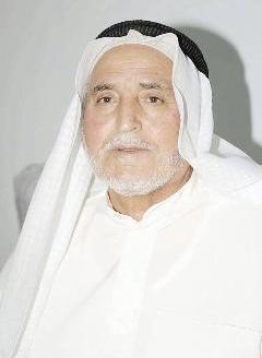 إبراهيم الحمري ونظرة لعدسة «الراي»	(تصوير طارق عزالدين)