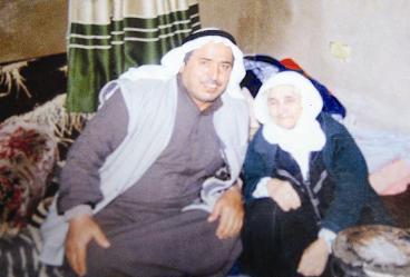 مع والدته سنة 1965