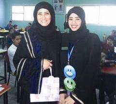 مديرة المدرسة تكرم إحدى المعلمات