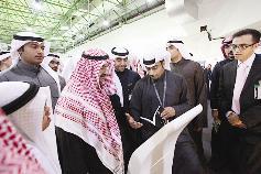 السريع يشرح للشيخ ناصر المحمد فكرة المشروع