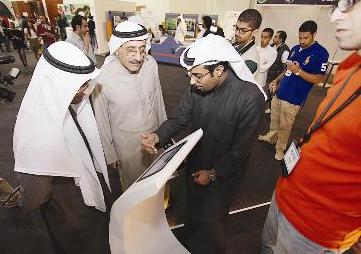 وزيرا النفط والتربية يستمعان إلى شرح