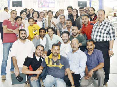 الفنانون والفنيون يحيطون بالسندريلا بعد انتهاء التصوير