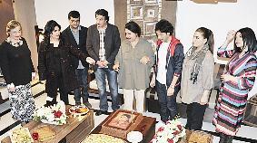 حفل على شرف «السندريلا» وتبدو متفاجئة