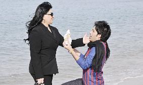 الفنان محمد المسلم يغازل عبير عيسى بالآيس كريم على شاطئ الخليج