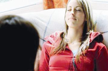 هل ينجح التنويم المغناطيسي في علاج الأمراض المستعصية النفسية والجسدية