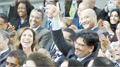 المطوع لحظة تحية الرئيس الأميركي له