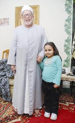 الشيخ حسن مناع مع حفيدته