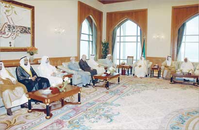 صورة الشيخ حسن مناع لدى استقبال سمو الشيخ صباح الأحمد الجابر الصباح له ولأعضاء هيئة الفتوى في رمضان سنة 1428 هـ وذلك في قصر السيف