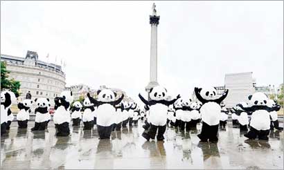 ... وخلال استعراضها الراقص في ميدان «الطرف الأعز»