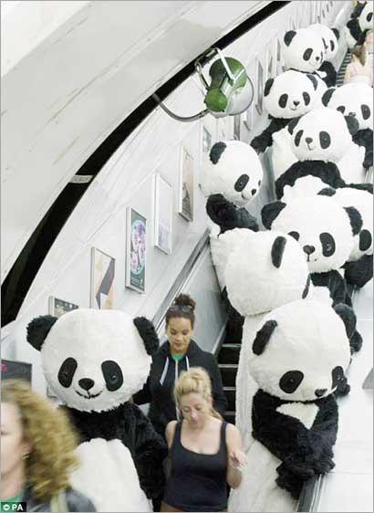 الباندا في إحدى محطات قطار الأنفاق اللندني