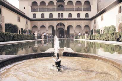 إبداع الحضارة الإسلامية لا يزال جلياً في قصر الحمراء