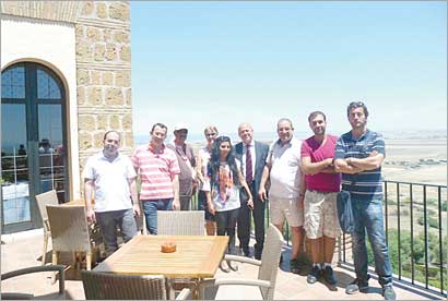 فريق من الصحافيين العرب في مدينة «كورمونا»