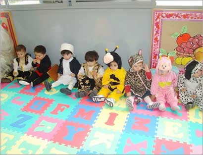 عدد من الأطفال في أحد دور الرعاية في لبنان