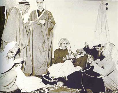 المرحوم صالح ابراهيم الناصر واقفا في ديوان والده للخياطة