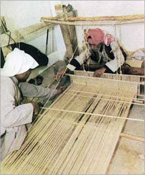  الحاج حسين الجدي خلال حياكته للبشت