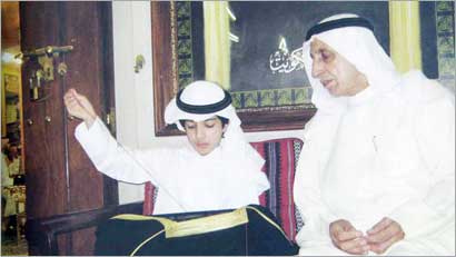  الجد محمد طاهر البغلي يعلم حفيده عبدالرسول فنون الخياطة