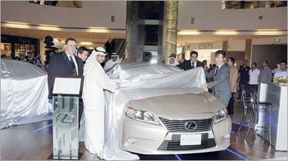 بدر الساير ومسؤولو «لكزس» يكشفون عن السيارة الجديدة 