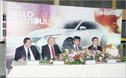 مسؤولو الشركة خلال الاعلان عن السيارتين الجديدتين