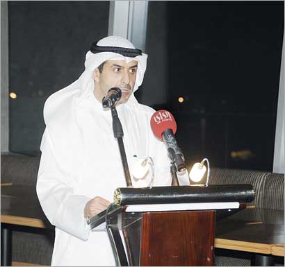  بدر الساير متحدثاً في المؤتمر الصحافي