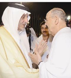 الأمير لدى وصوله إلى مطار جدة وفي استقباله الأمير خالد الفيصل