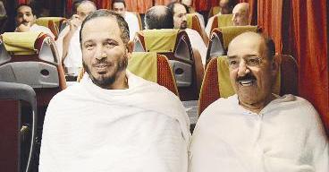 صاحب السمو بملابس الإحرام والى جواره المعتوق