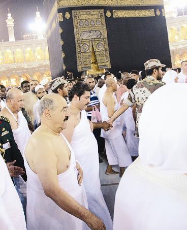 سمو الأمير يطوف بالكعبة