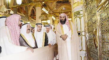 أمام قبر رسول الله