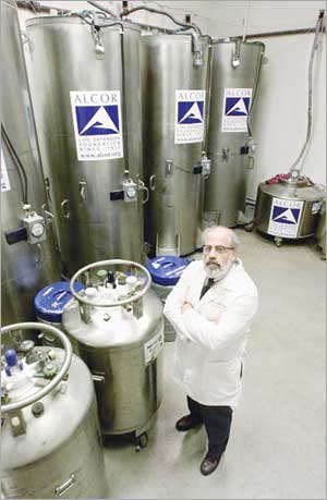 العالم ماكس مور في «مؤسسة الكور لإطالة الحياة» إلى جانب الاسطوانات والمعدات