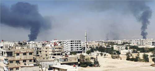 دخان القصف يتصاعد من منطقة عين ترما في دمشق (رويترز) 