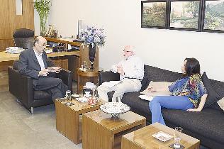 جعجع خلال حواره مع الزميلين وسام ابو حرفوش وليندا عازار   	 (تصوير جوزيف نخلة)