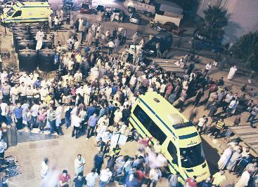 u0645u0635u0631u064au0648u0646 u0645u062cu062au0645u0639u0648u0646 u0623u0645u0627u0645 u0645u0633u062au0634u0641u0649 u0627u0644u0639u0631u064au0634t (u0623 u0628)r