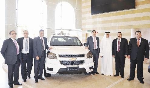 مسؤولو الشركة بعد الكشف عن السيارة الجديدة 