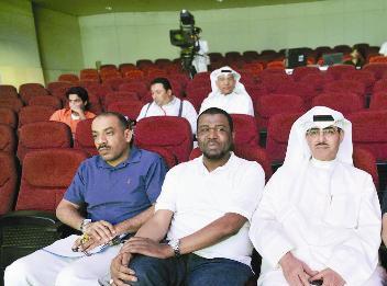 فهد المبارك إلى جانب العاملين في البرنامج