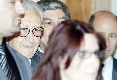 الابراهيمي لدى وصوله إلى مقر إقامته في أحد فنادق دمشق أمس	 (رويترز)