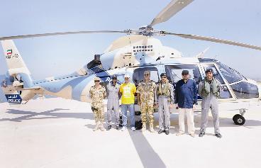 اليوسف متوسطا طاقم الطائرة العمودية وفريق «الراي»