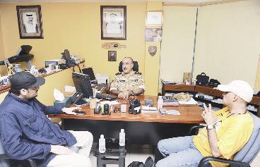 اللواء اليوسف متحدثا للزميلين حسين الحربي وناصر الفرحان 