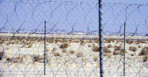السياج الكهربائي على الحدود