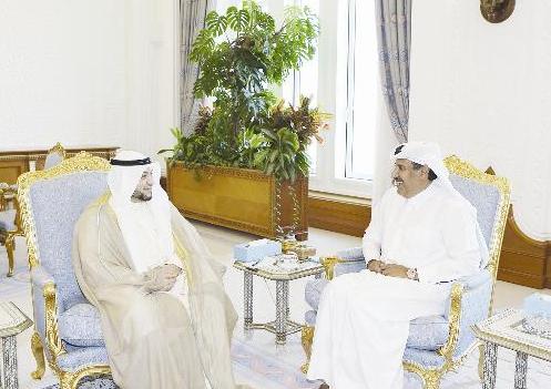 الشيخ حمد بن جاسم متحدثا الى الزميل ماجد العلي