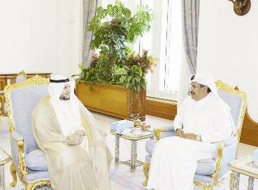 رئيس وزراء قطر ورئيس التحرير خلال اللقاء
