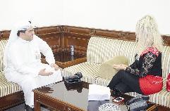 المواطنة (والدة صاحبة الكورفيت) متحدثة للزميل عزيز العنزي في «الراي» أمس  (تصوير زكريا عطية)