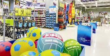 قمصان أبرز المنتخبات والأندية في متناول الزبائن