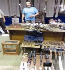 نخنوخ وامامه الاسلحة والذخائر التي ضبطت في «كينج مريوط»