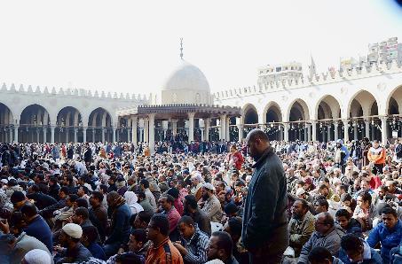 مصريون يستمعون لخطبة العريفي في مسجد عمرو بن العاص  	(خاص - «الراي»)